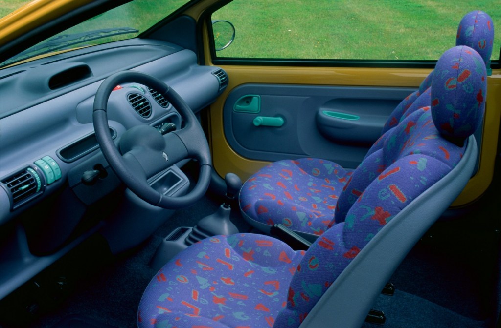 Intérieur Renault Twingo 1 avec sièges bleus et rouges et carrosserie jaune.