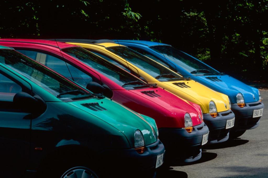 Quatre Renault Twingo garées cote-à-cote, de couleurs bleue, jaune, rouge et verte.