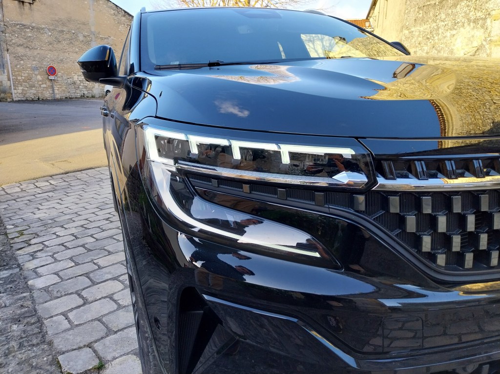 Signature lumineuse du Renault Austral Iconic noir.