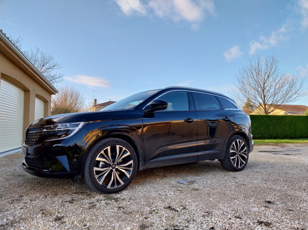 Renault Austral Iconic noir vue de profil.