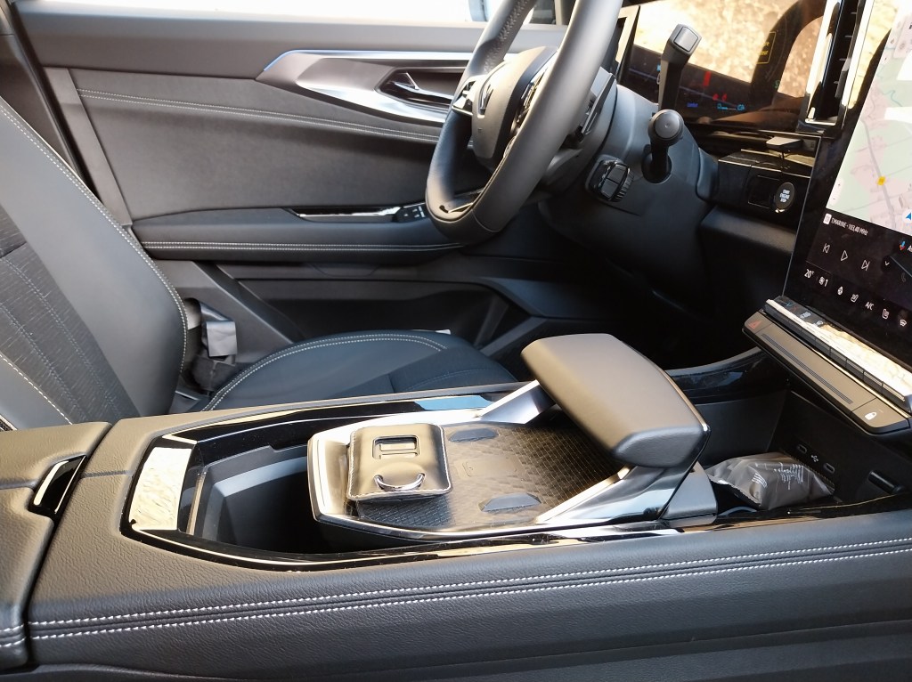 Repose-mains coulissant sur Renault Austral Iconic.