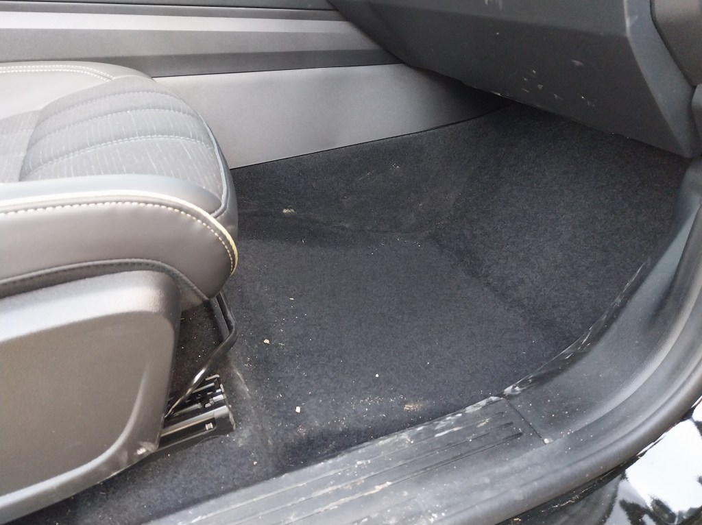 Plancher non plat pour passager avant du Renault Austral hybride.