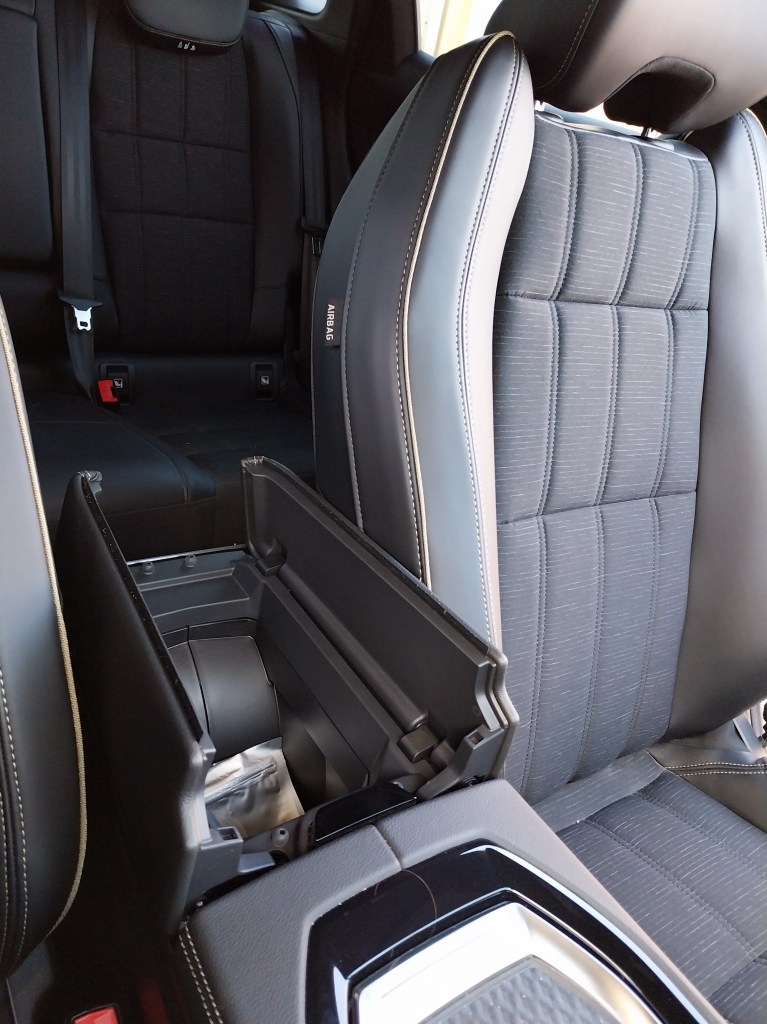 Sur Renault Austral Iconic, Rangement situé au milieu du conducteur et du passager avant.