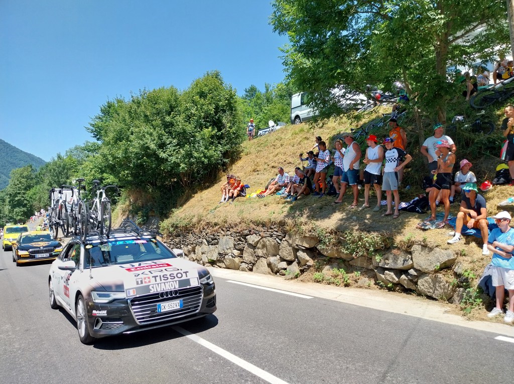 Audi A6 Avant noire et blanche équipe UAE Tour de France.