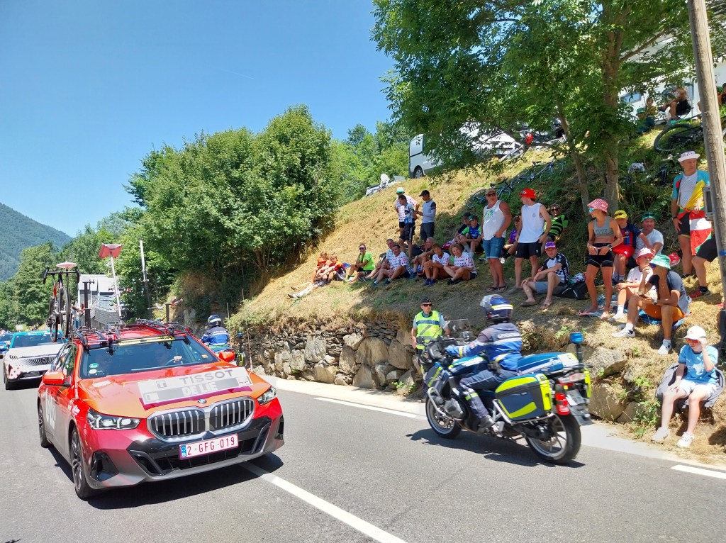BMW série 5 break rouge et noire équipe Lotto Dstny Tour de France.