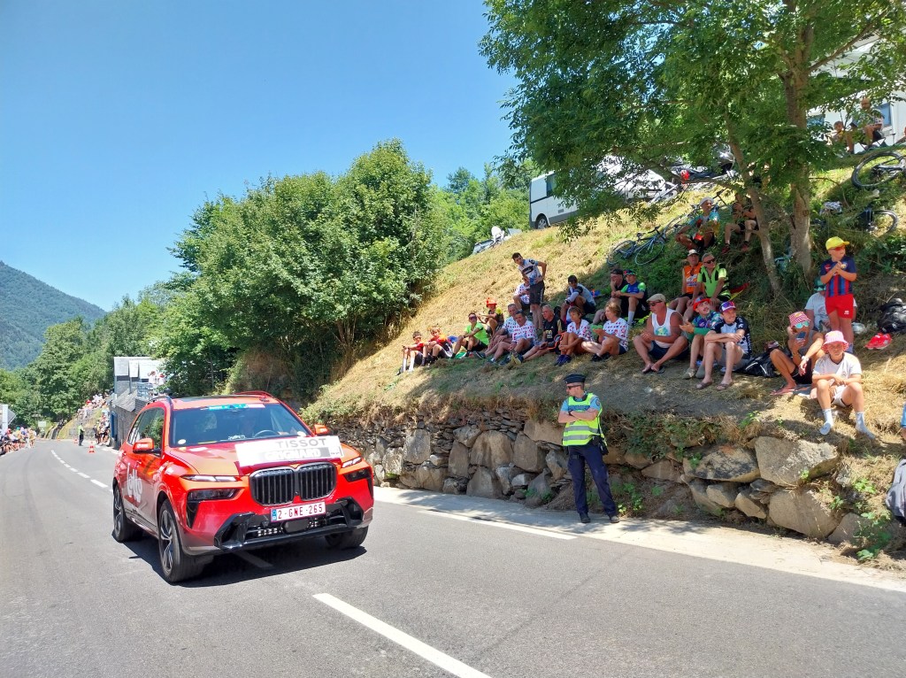 BMW X7 rouge équipe Lotto Dstny Tour de France.
