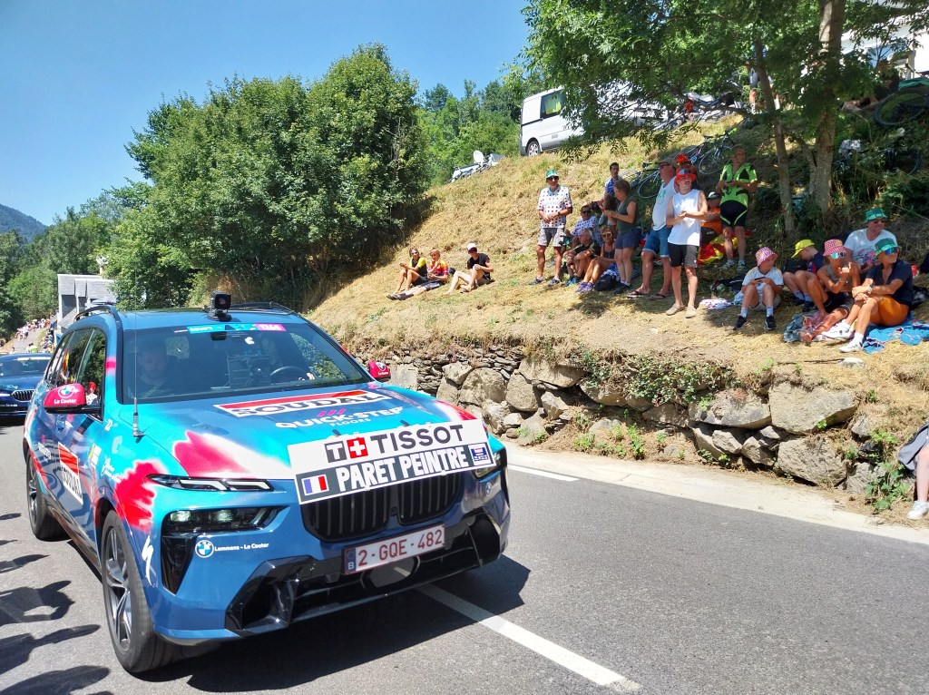 BMW X7 bleu et rouge équipe Soudal Quick Step Tour de France.