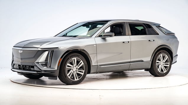 Cadillac Lyriq grise civile 100 % électrique. 