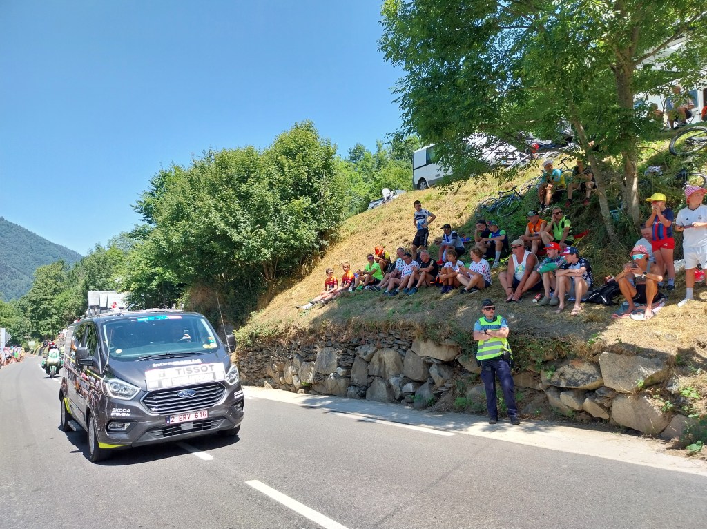 Ford Transit noir équipe Intermarché Tour de France.