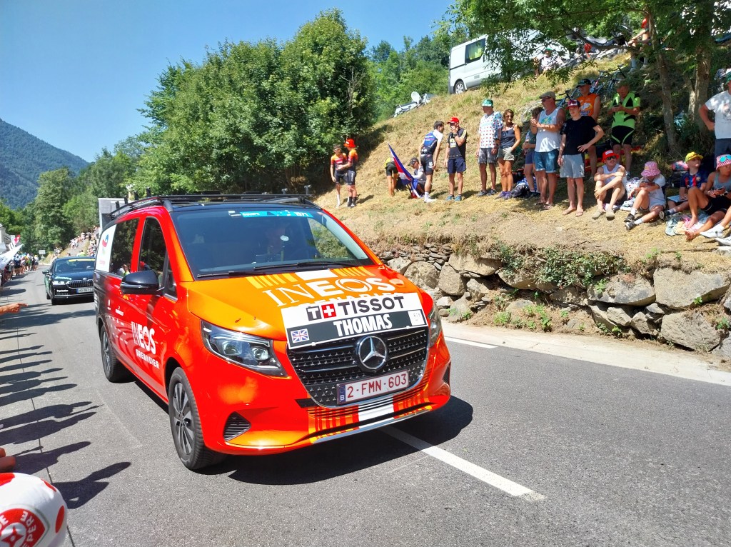 Mercedes classe V rouge et noir équipe Ineos Tour de France.