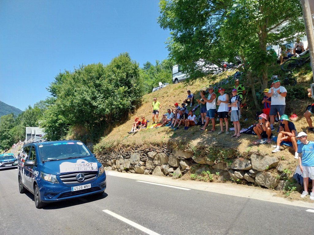 Mercedes classe V bleu équipe Movistar Tour de France.