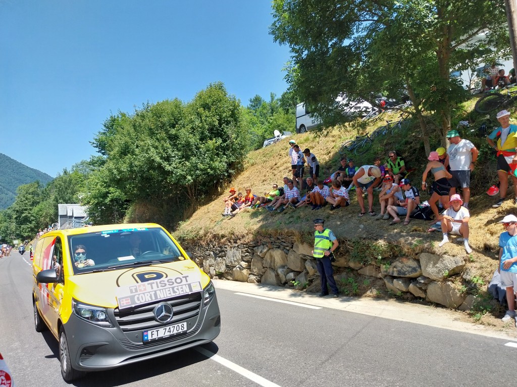 Mercedes classe V jaune équipe Uno X Tour de France.
