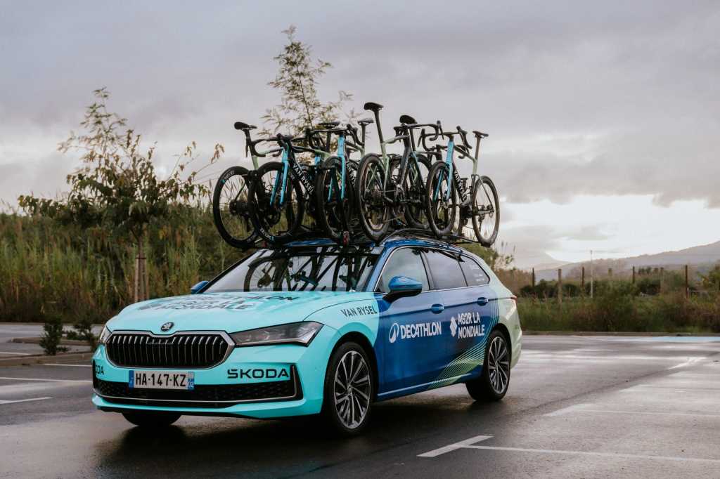 Skoda Superb bleue équipe Decathlon Ag2R La Mondiale Tour de France.