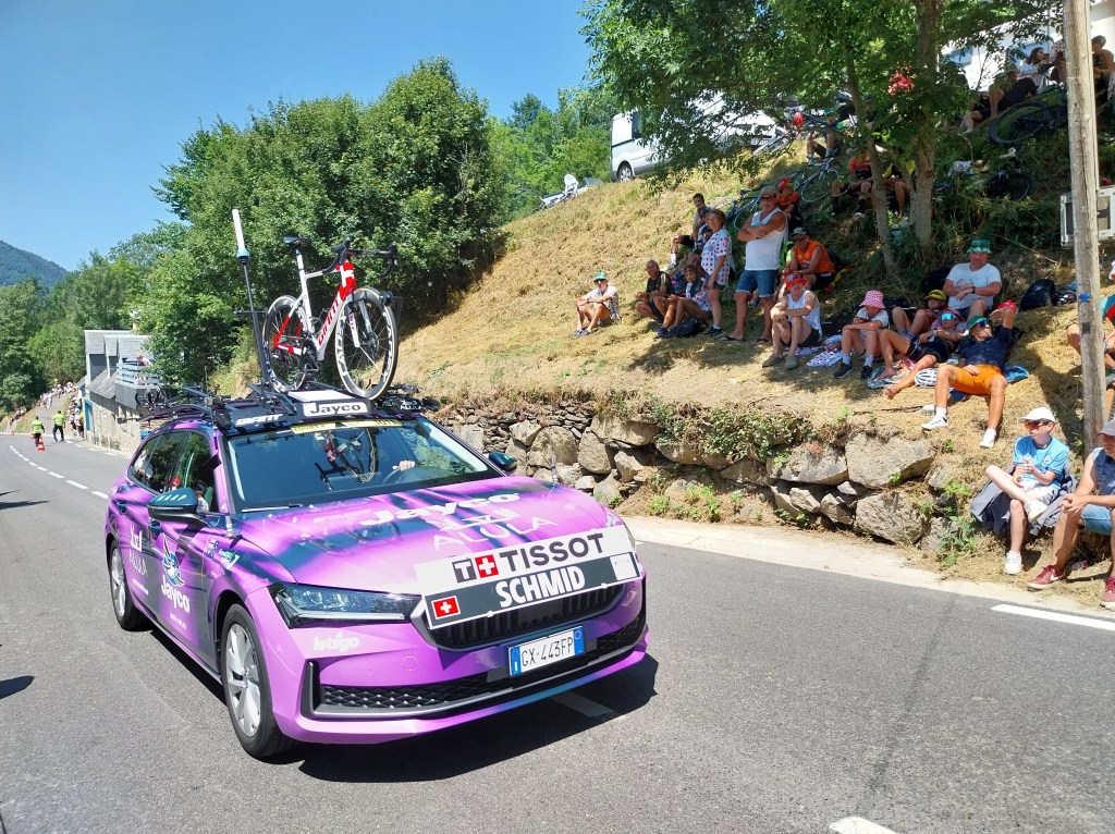 Skoda break violette et noire équipe Jayco Alula Tour de France.