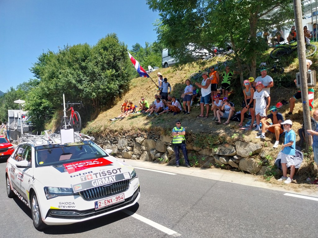 Skoda Superb break blanche équipe Intermarché Tour de France.