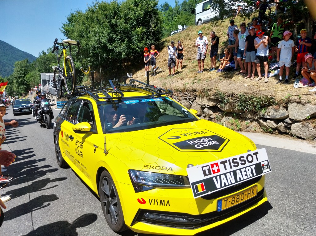 Skoda Superb jaune et noire team Visma Lease a Bike Tour de France.
