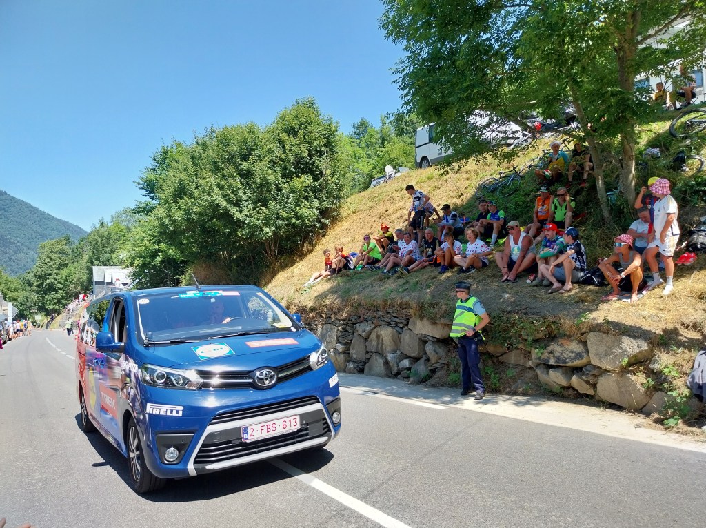 Toyota Proace bleu équipe Lidl Trek Tour de France 2025.