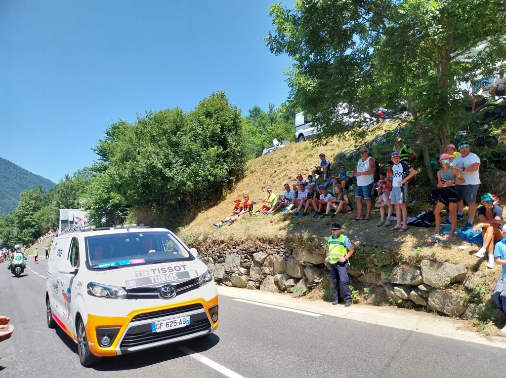 Toyota ProAce jaune et blanc équipe Total Energies Tour de France 2025, contre-la-montre.