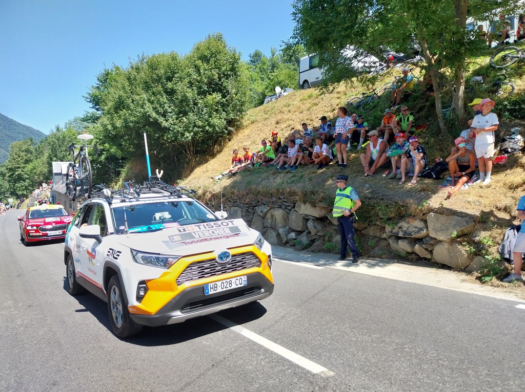 Toyota RAV4 hybride jaune et blanche équipe Total Energies Tour de France.