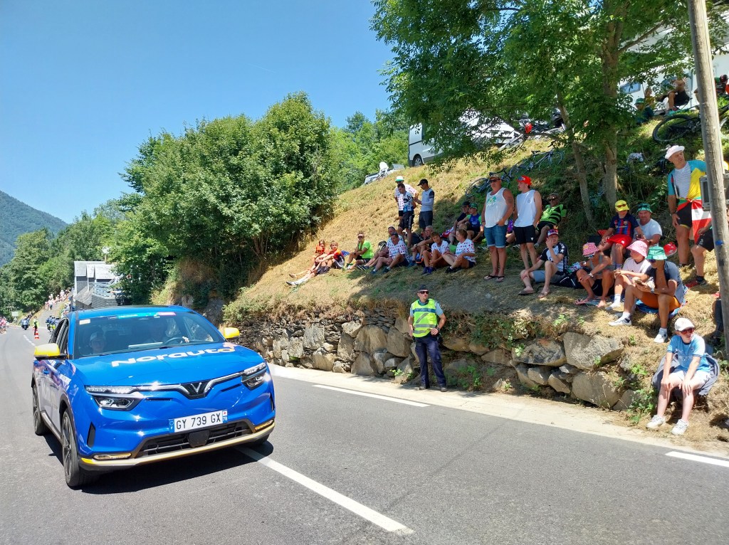 VinFast VF8 couleur bleue Norauto sur Tour de France.