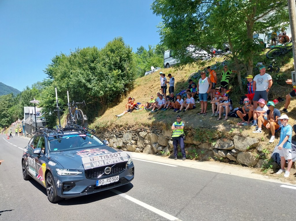 Volvo V90 grise aux couleurs de l'équipe RedBull Bora Hansgrohe.