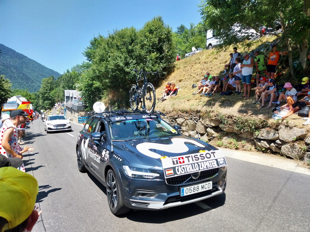 Volvo V90 break noir équipe Movistar Tour de France.