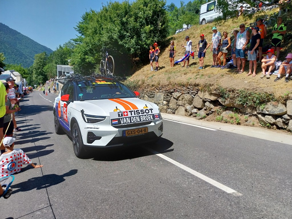 Volvo XC40 blanche aux couleurs de PicNic Post NL Tour de France 2025.