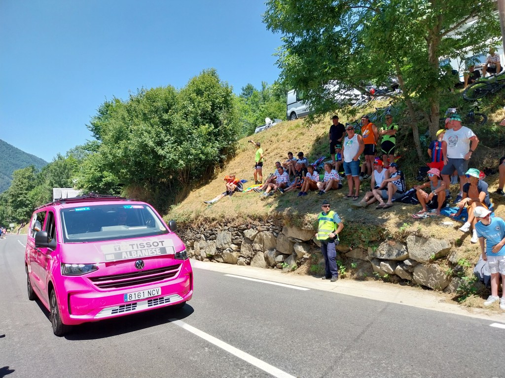 Fourgon VW rose Ef Education Tour de France.