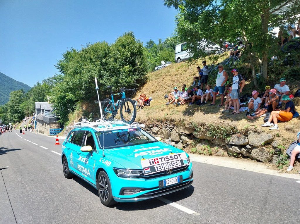 VW Passat break bleue équipe Astana Tour de France.