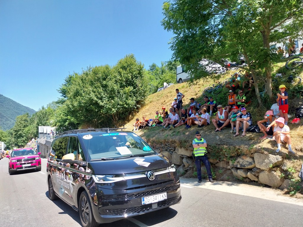 Fourgon VW noir équipe Barhain Victorious Tour de France.