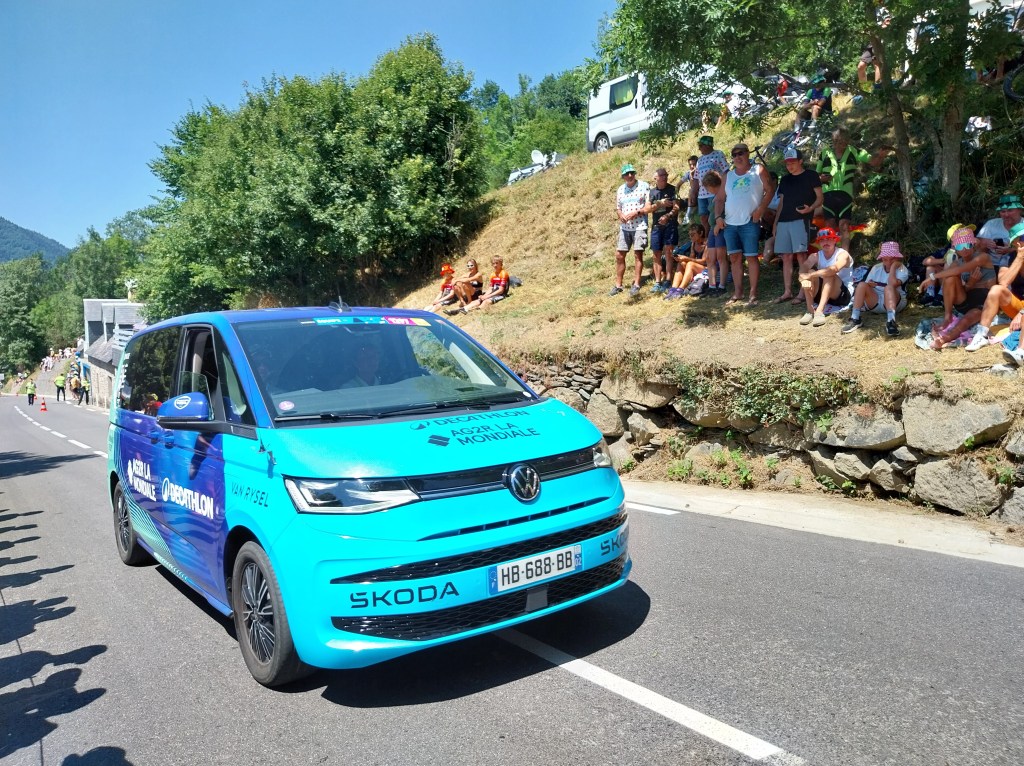 Fourgon VW Transporter équipe Decathlon AG2R La Mondiale contre la montre Tour de France.