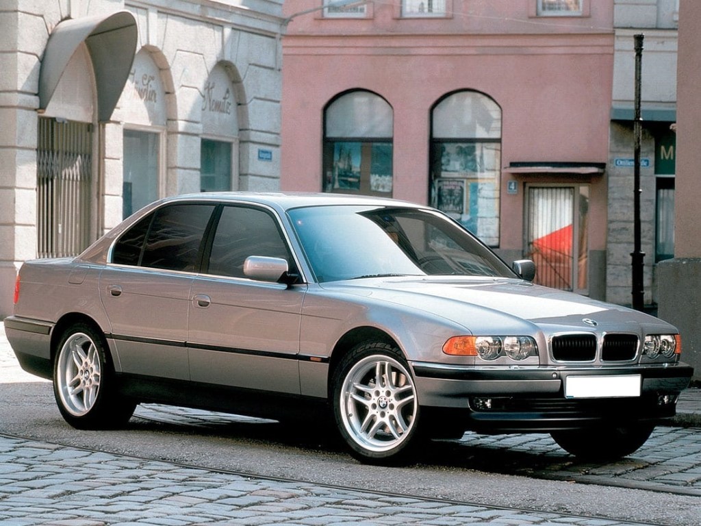 BMW série 7 E38 modèle 750i grise claire avec jantes sport.