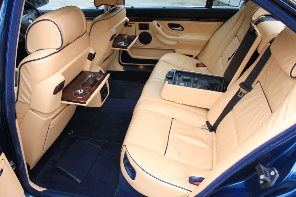 Banquette arrière BMW série 7 E38 limousine avec tablettes aviation et téléphone.