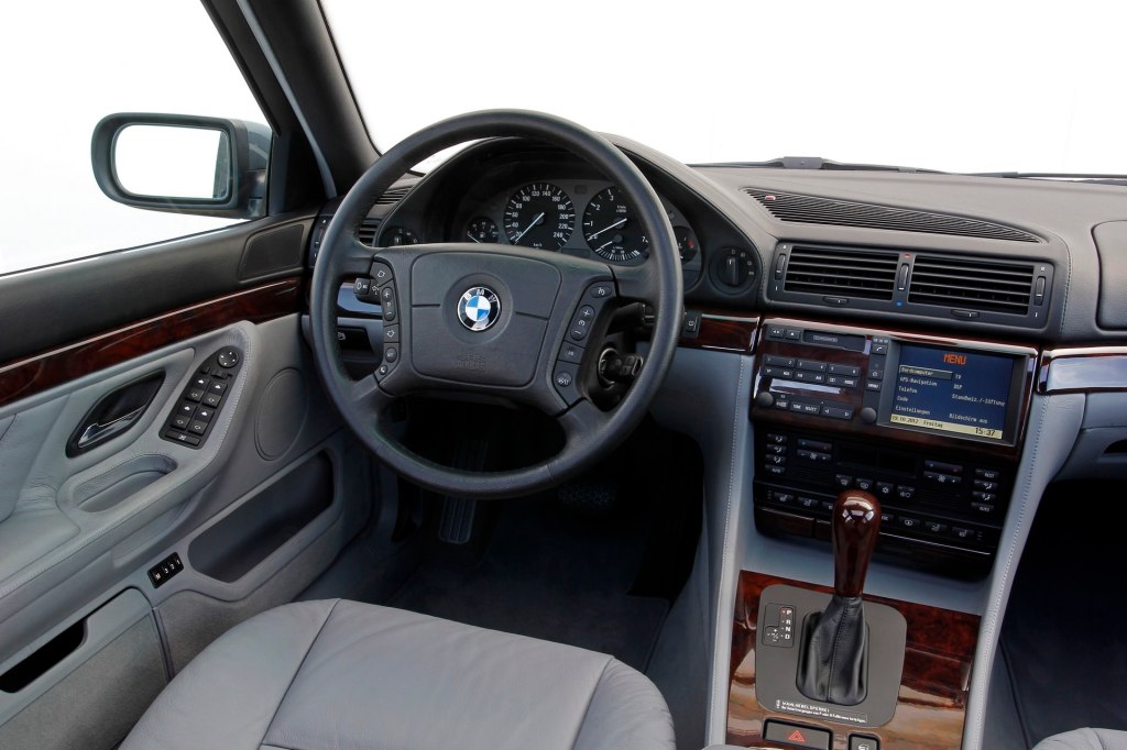 Intérieur BMW série 7 E38 avec bois et cuir clair.
