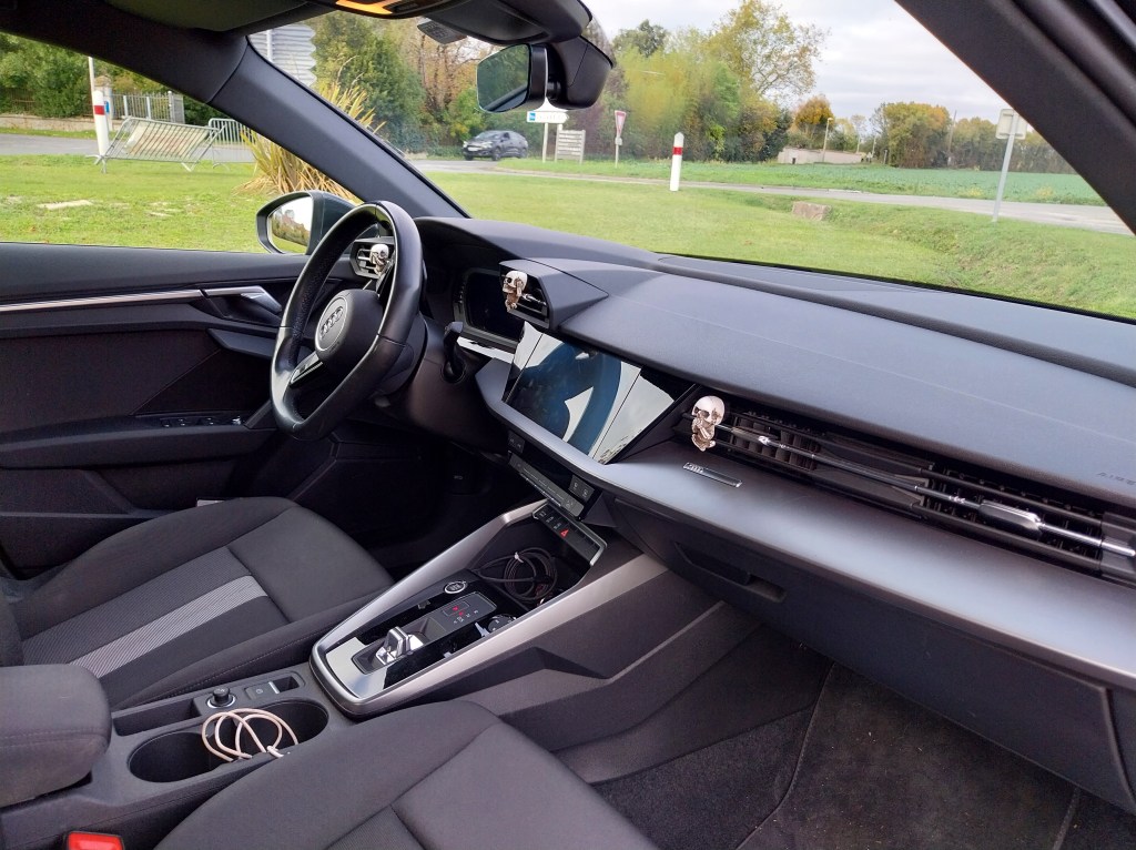 Planche de bord noire et sièges semi-baquet Audi A3 30 TFSI Design.