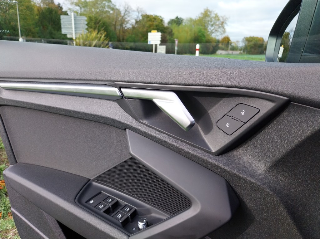 Poignée de porte intérieure Audi A3 30 TFSI Design.