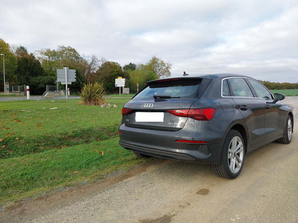Face arrière d'une audi A3 30 TFSI grise sur le bord de la route.