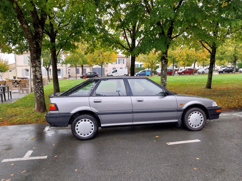 Honda Concerto grise vue de profil.