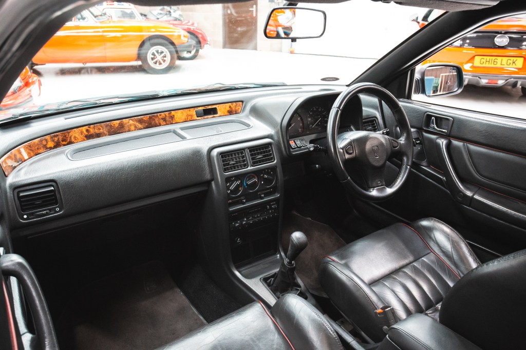 Intérieur de la Rover série 200 coupé avec ronce de noyer et cuir noir.
