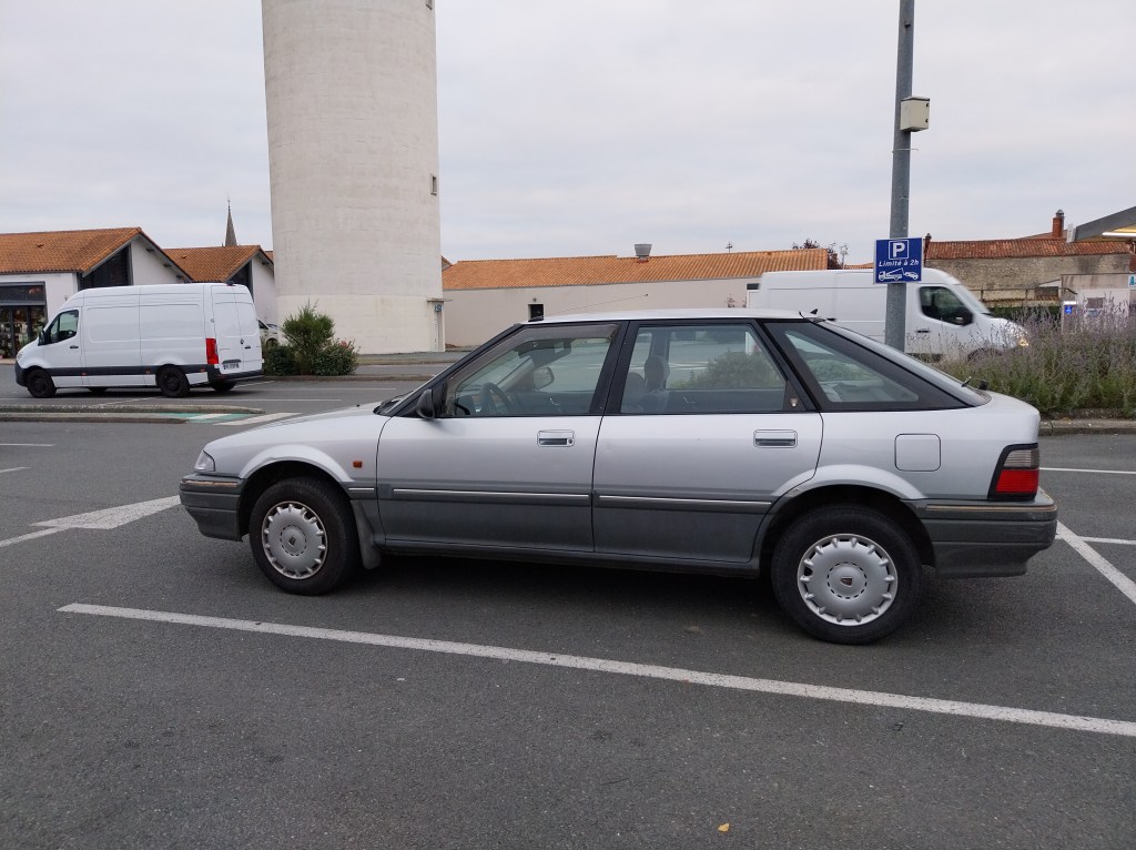 Rover 218 SD 1.9 diesel grise avec bas de caisse plastique noirs.