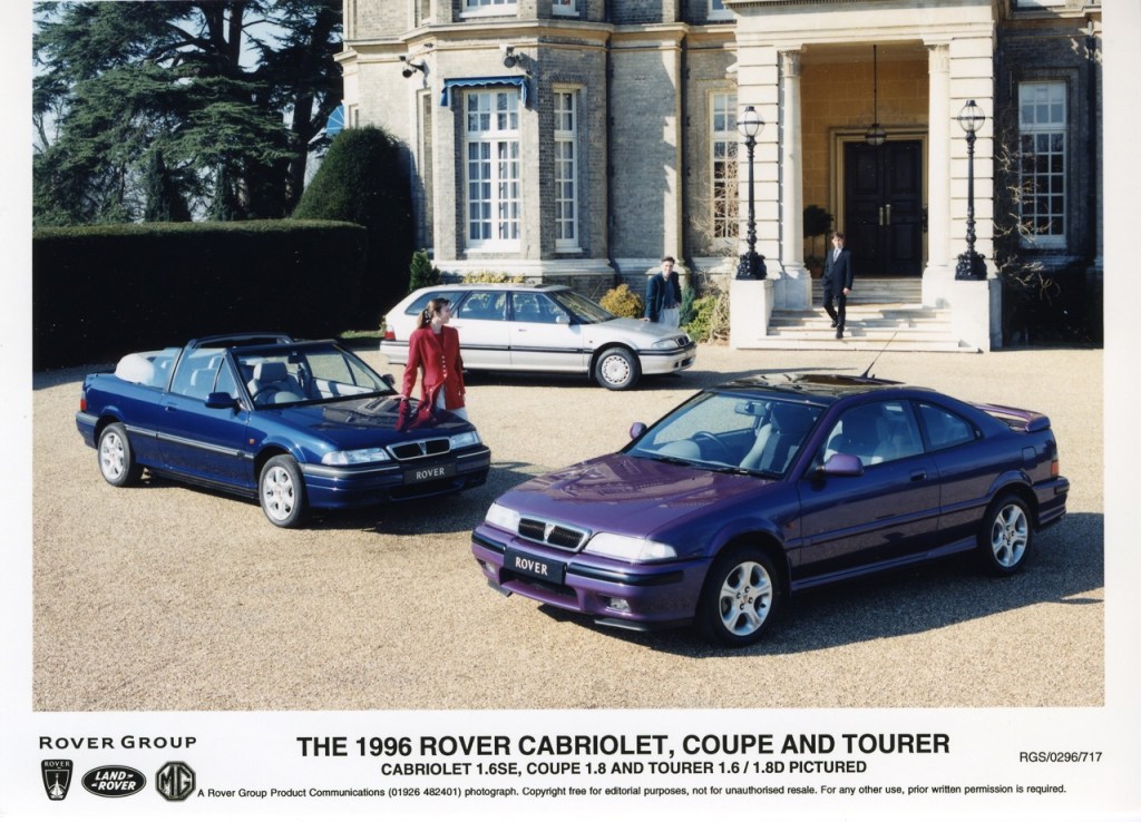 Photo publicité marque Rover avec trois modèles série 200 : break, cabriolet et coupé devant belle résidence anglaise.