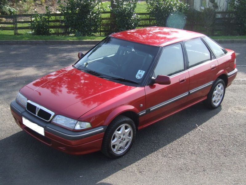Rover série 200 rouge avec calandre chromée vue d'en haut.