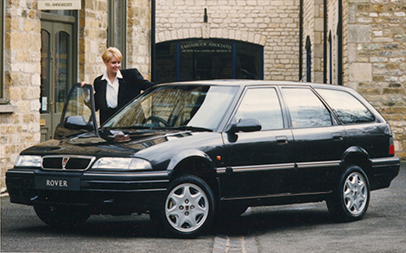 Rover série 200/400 break noir avec mannequin blonde qui prend le volant.