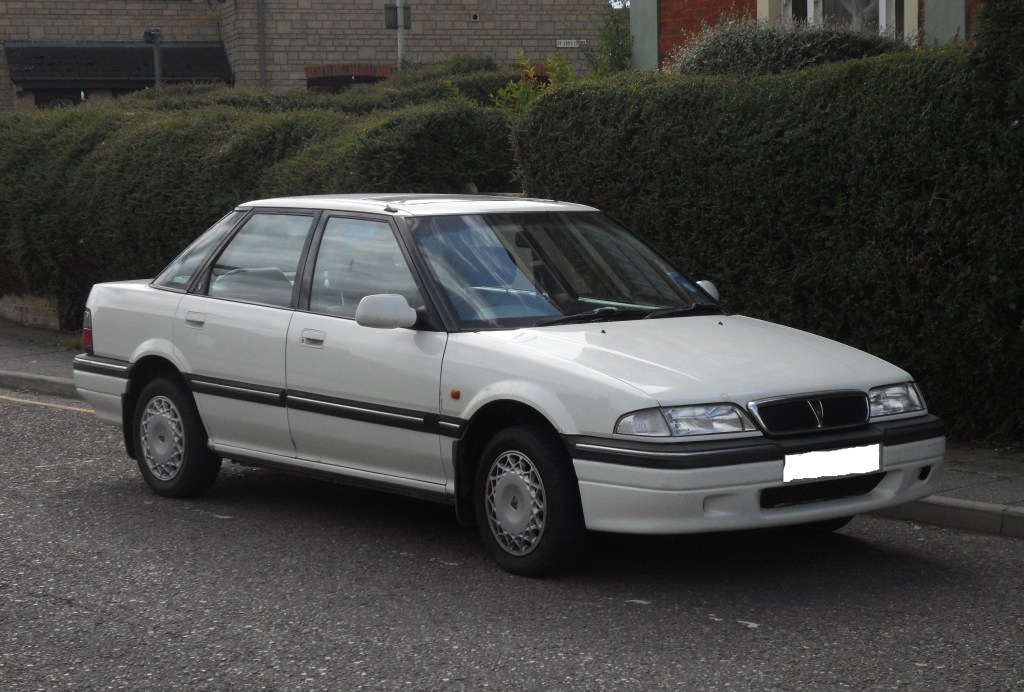 Rover série 400 blanche à coffre et calandre chromée.
