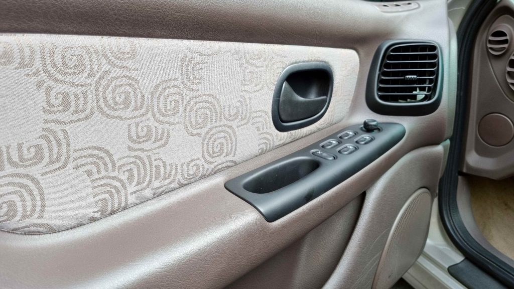 Portière intérieure Renault Laguna 3.0 V6 170 ch Baccara avec système aération décalé.