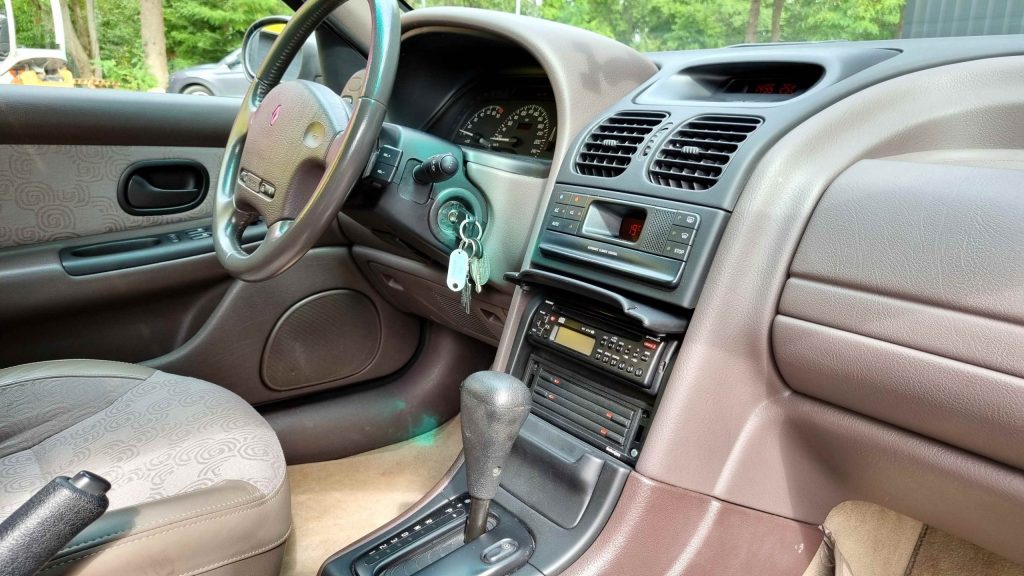 Intérieur clair Renault Laguna 3.0 V6 Baccara avec sièges en cuir-lin et autoradio 5 CD.