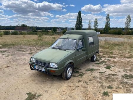 Citroën C15 4x4 diesel Dangel vert militaire sur terrain vague.