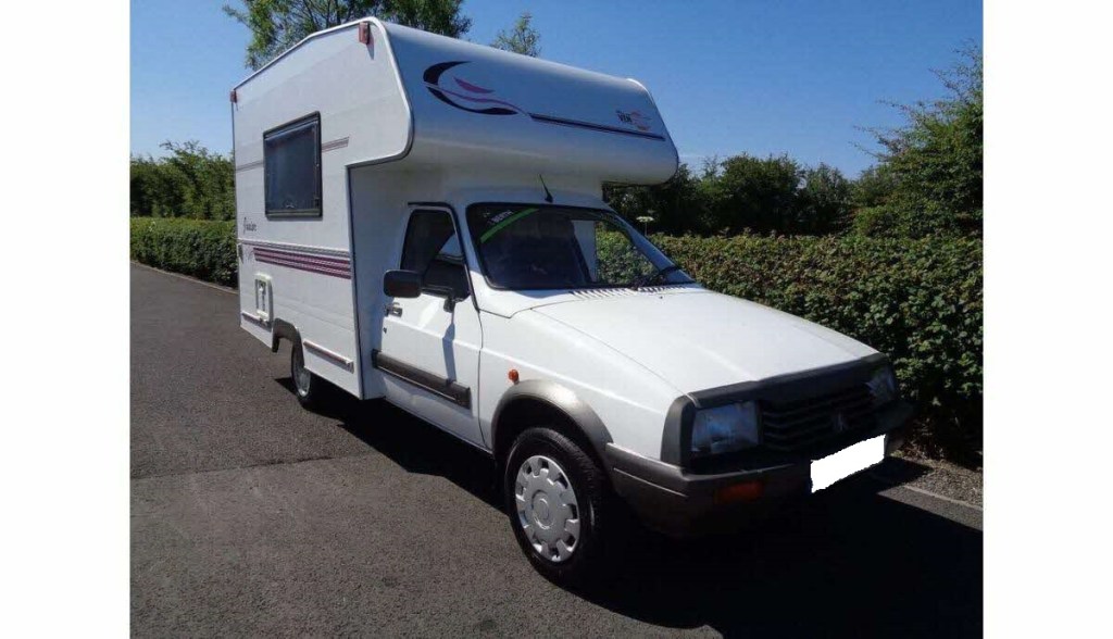 Citroën C15 Camping-car blanc sur parking.