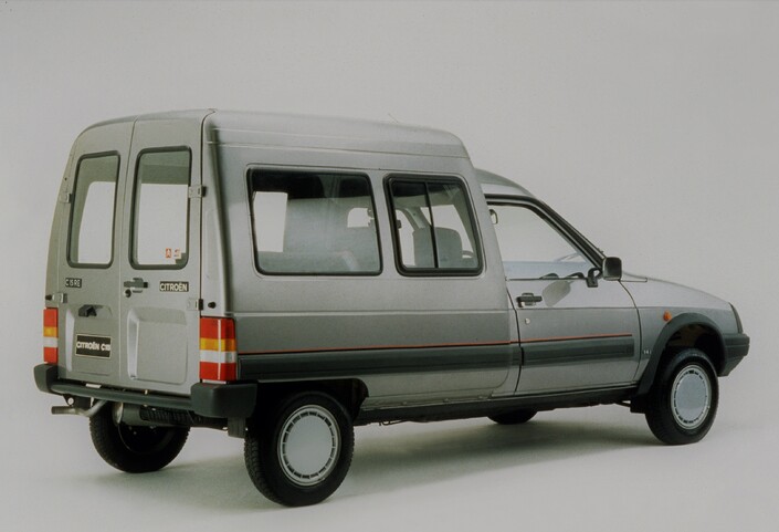 Citroën C15 familiale avec places arrière de couleur grise.