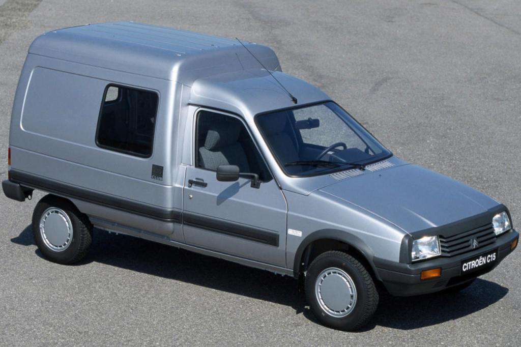 Citroën C15 utilitaire gris avec vitre arrière.